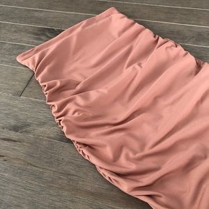 2/40$ π Beautiful salmon form fitting skirt